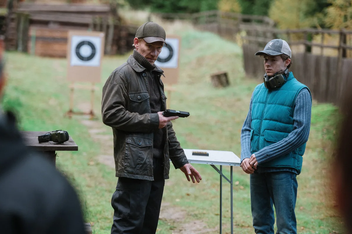 Für die Vorbereitung der Rolle von Paul Müller in «Was wir fürchten», ist Plüss schon im Vorfeld in einen Schiesskeller, um ein Gespür für die Handhabung der Waffe zu erhalten. Auf dem Bild ist Jürg Plüss, ein professioneller Schauspieler aus Freudwil, in der Serie Was wir fürchten zu sehen.